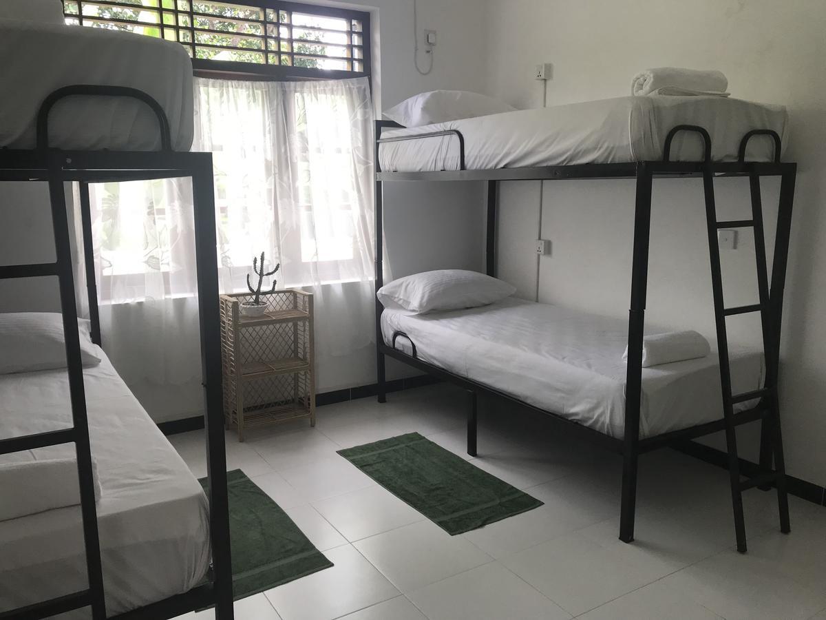 Bed & Bicycle Hostel Dehiwala-Mount Lavinia Екстер'єр фото